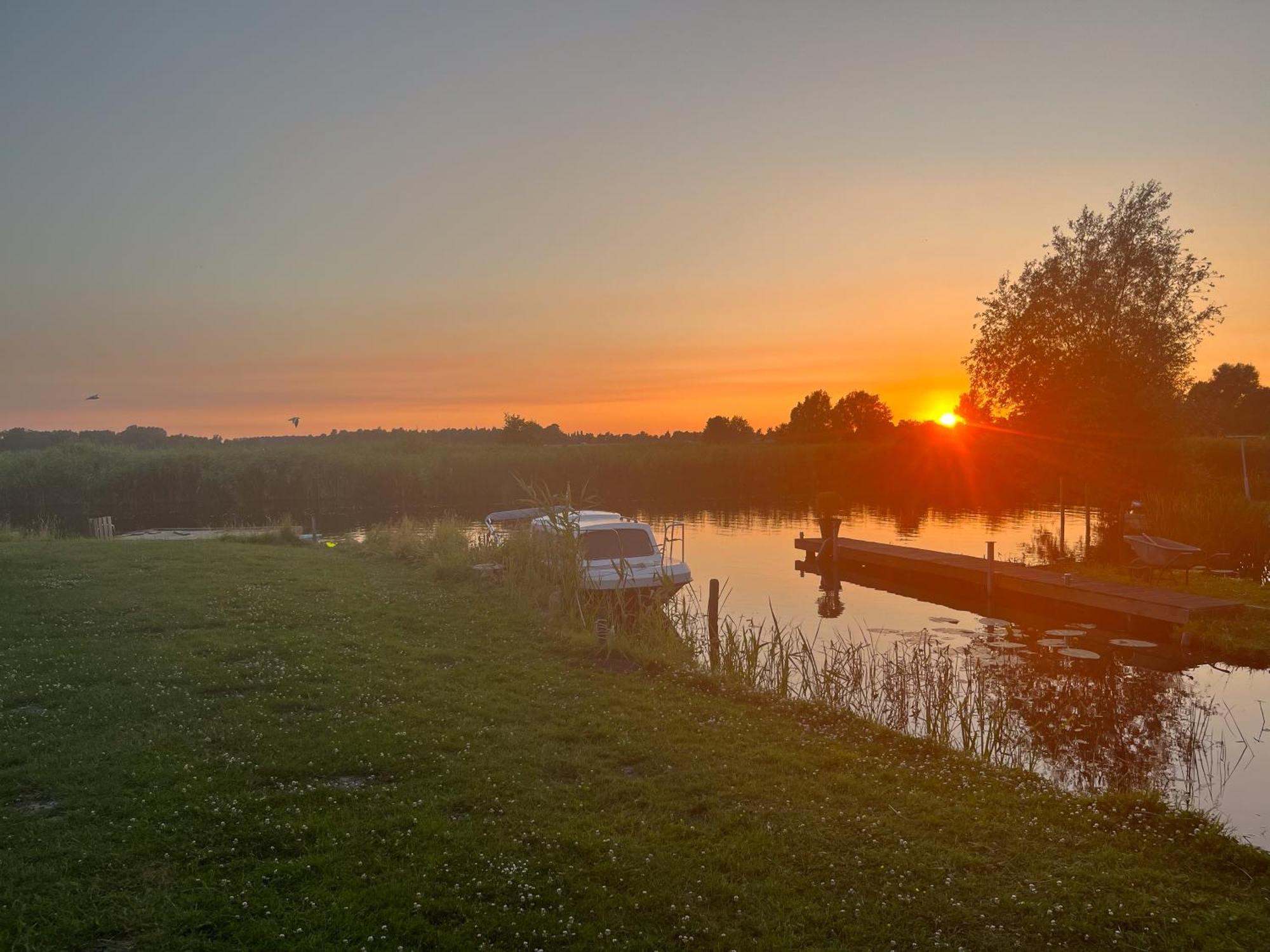 Luxe En Ruim Chalet Met Airco Bij Leekstermeer Matsloot Kültér fotó