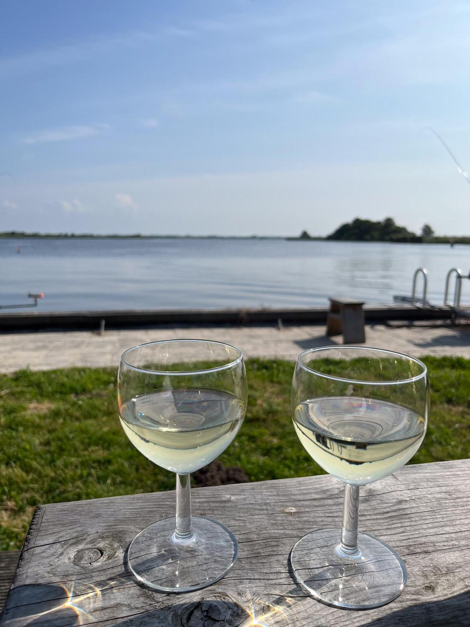 Luxe En Ruim Chalet Met Airco Bij Leekstermeer Matsloot Kültér fotó