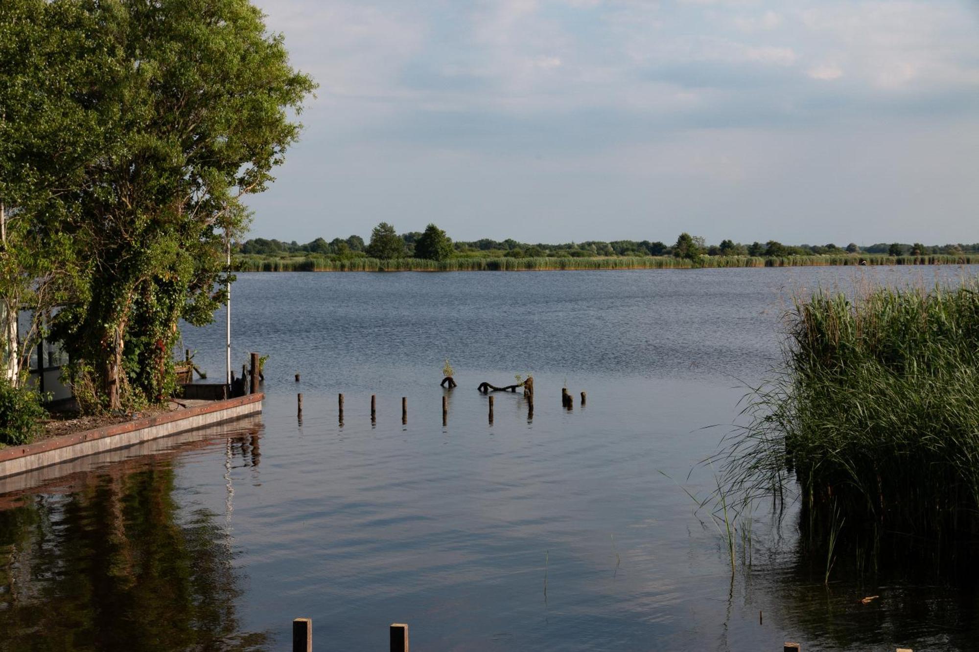 Luxe En Ruim Chalet Met Airco Bij Leekstermeer Matsloot Kültér fotó