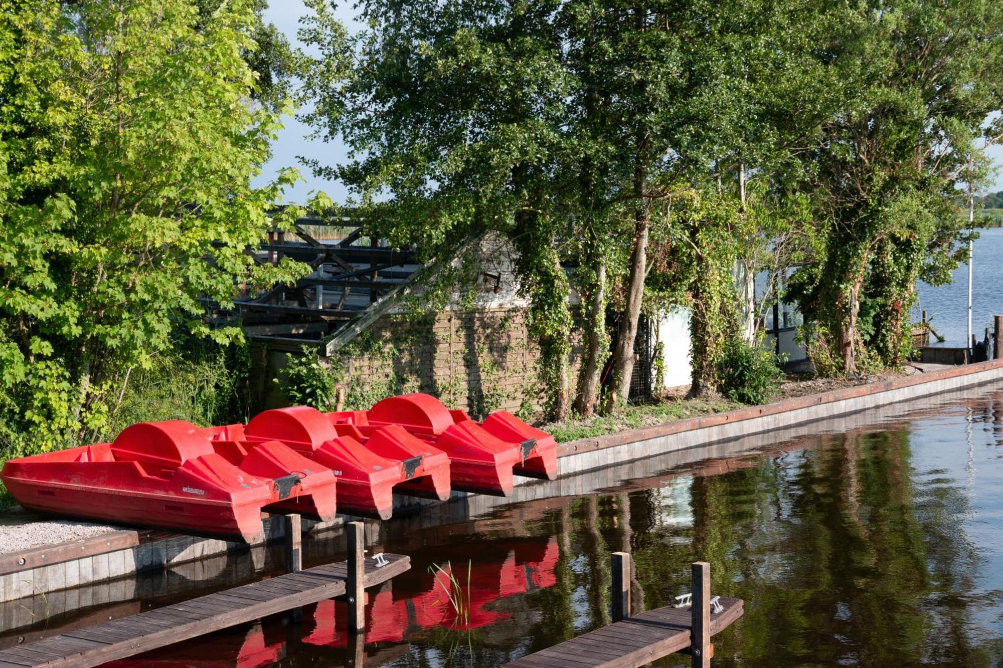 Luxe En Ruim Chalet Met Airco Bij Leekstermeer Matsloot Kültér fotó